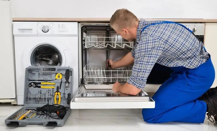 Çamlıdere Midea servisi teknisyen ekibi beyaz eşya tamiri yaparken